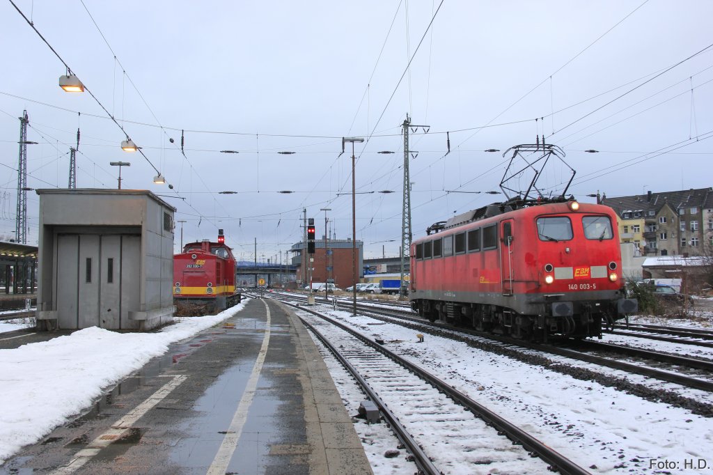 EBM Cargo 202 330-7 und EBM Cargo 140 003-5 standen am 27.01.2013 in Hagen Hbf.