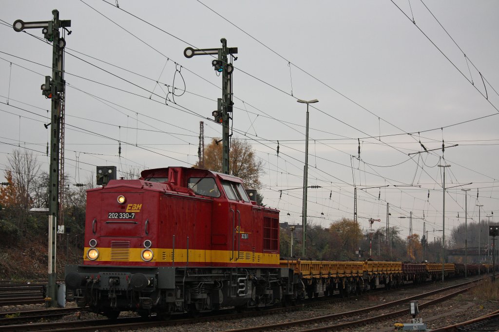 EBM Cargo 203 330 rangiert am 24.11.12 mit einem Schotterzug in Dsseldorf-Rath.