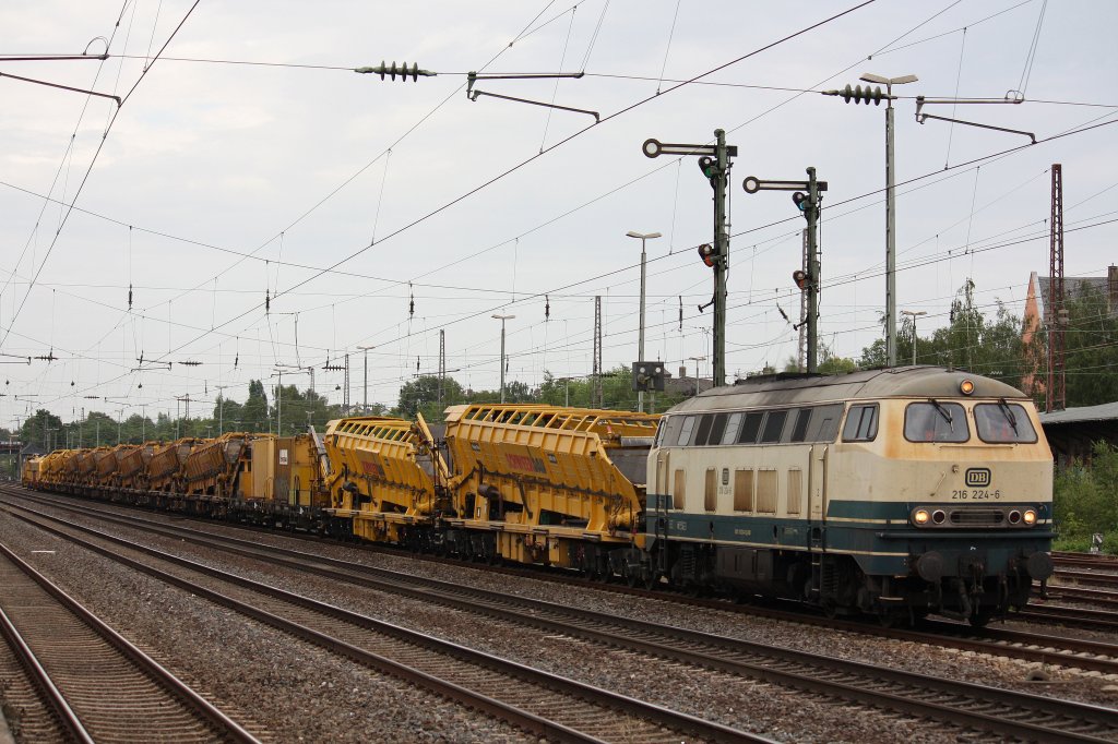 EBM Cargo 216 224 am 28.6.12 beim Halt in Dsseldorf-Rath.
Der Zug fuhr nach dem Personlawechsel weiter Ri.Eller.

