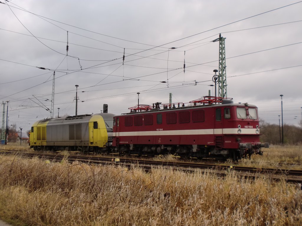 EBS 142 110-6, MRCE/CTL 223 006-8 abgestellt am 22.01.2012 im Bahnhof Guben