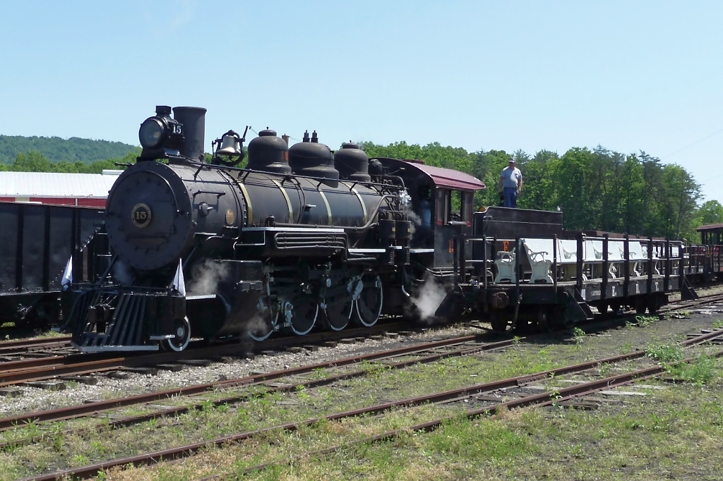 EBT Lok #15 beim Rangieren fr den letzten Zug des Tages (Orbisonia, PA, 6.6.09). 