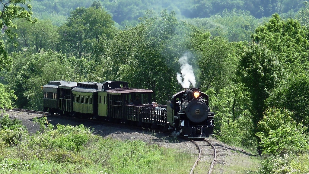 EBT Lok #15 unterwegs mit dem letzten Zug des Tages (Orbisonia, PA, 6.6.09). 