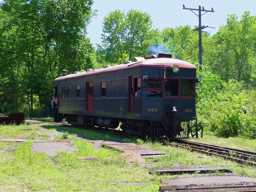 EBT Triebwagen M-1 auf dem Weg zur Drehscheibe (Orbisonia, PA, 6.6.09)