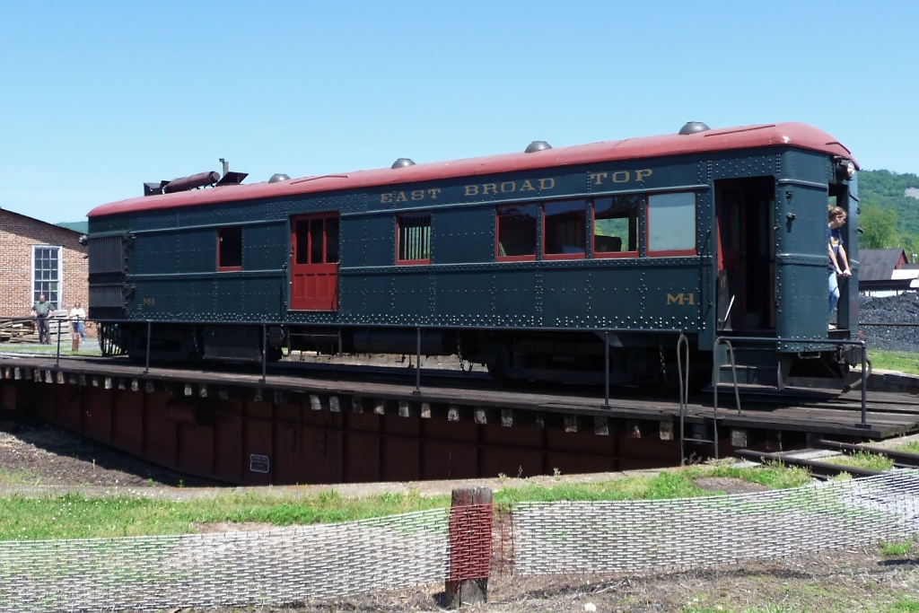 EBT Triebwagen M-1 auf der Drehscheibe (Orbisonia, PA, 6.6.09)