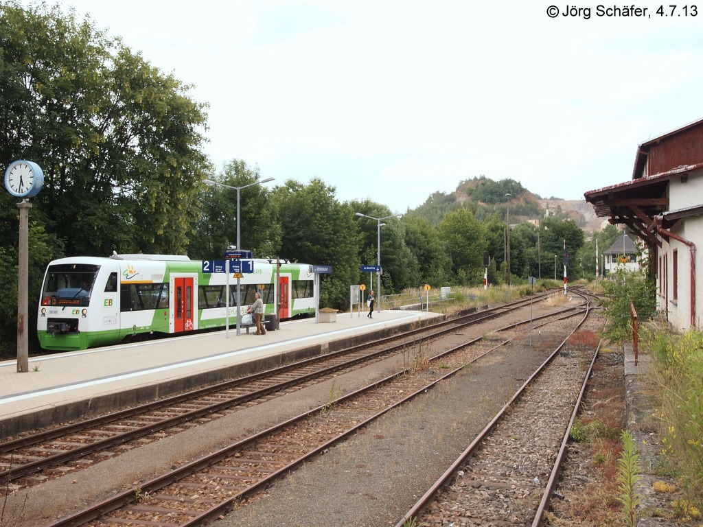 EBx37623 wartet am 4.7.13 in Loitsch-Hohenleuben auf den verspteten Gegenzug nach Gera. Abends gegen 17.30 Uhr findet hier die einzige planmige Zugkreuzung statt. 