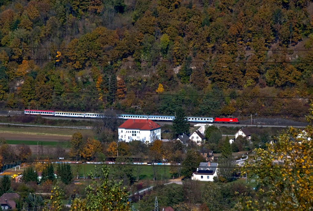 EC 102  Polonia  (Villach - Warschau) hat den Semmering bereits hinter sich gelassen und wird in wenigen Minuten Schlgelmhl erreichen. Die Aufnahme entstand am 22.10.2010.