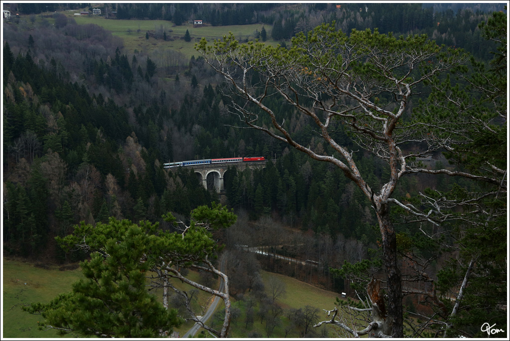 EC 102  Polonia  (Villach - Warschau) beim berqueren des Gamperlgraben-Viaduktes, nahe Klamm. 
1.12.2012