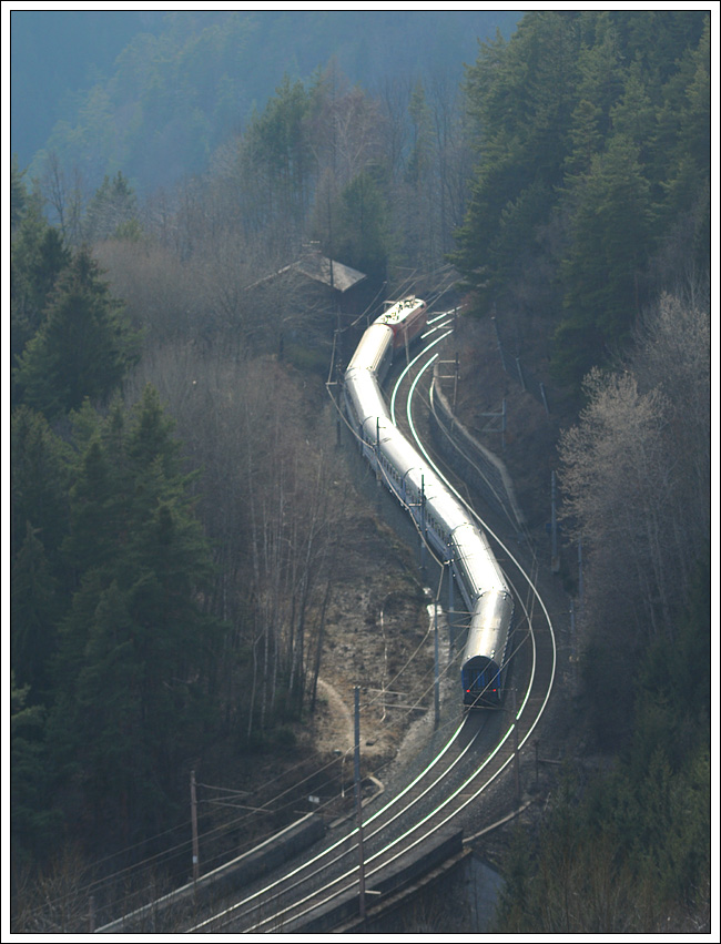 EC 103  POLONIA  hat soeben das Wagnergraben-Viadukt berquert und fhrt die Semmering Nordrampe berwrts Breitenstein entgegen. (3.3.2012)