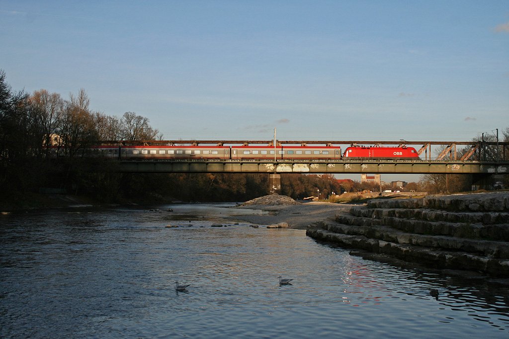 EC 112 berquert die Isar in Mnchen. 18.11.2009.
