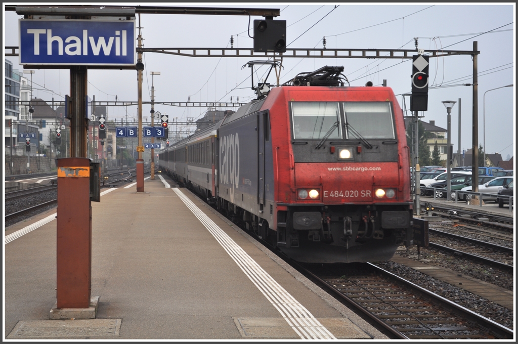 EC 15 von Zrich nach Milano mit Cargo E 484 020 SR rauscht durch Thalwil. (04.10.2011)