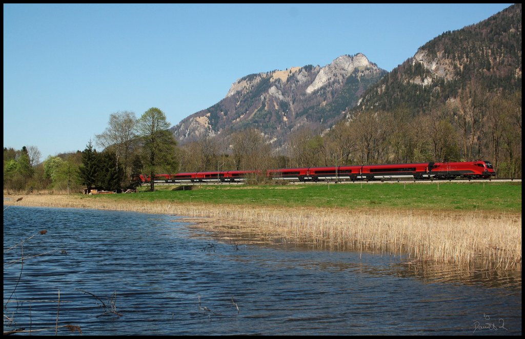 EC 165 von Zrich nach Wien Westbahnhof  mit 1116 -.- kurz vor Oberaudorf. Im Hintergrund ist ein schnes Gebirge, wenn mir jemand bei der Indefizierung helfen knnte ? :) 
(Niederaudorf, 09.04.2011) 