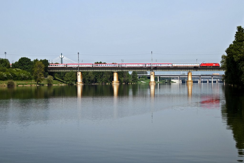 EC 172  Vindobona  ist von Villach nach Hamburg-Altona unterwegs. Die Aufnahme entstand am 30.04.2011, als der Zug das Entlastungsgerinne in Wien �berquerte.