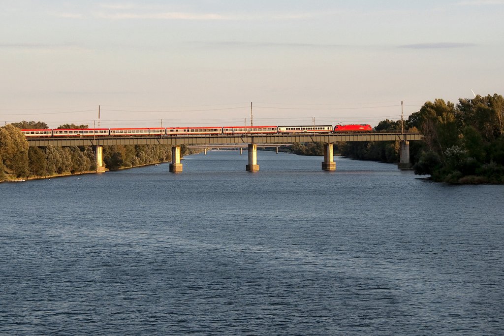 EC 173 ist von Hamburg Altona nach Villach befindet sich kurz vor Wien Meidling, und konnte bei der berquerung des Wiener Entlastungsgerinnes fotografisch festgehalten werden. Die Aufnahme entstand am 12.09.2011.