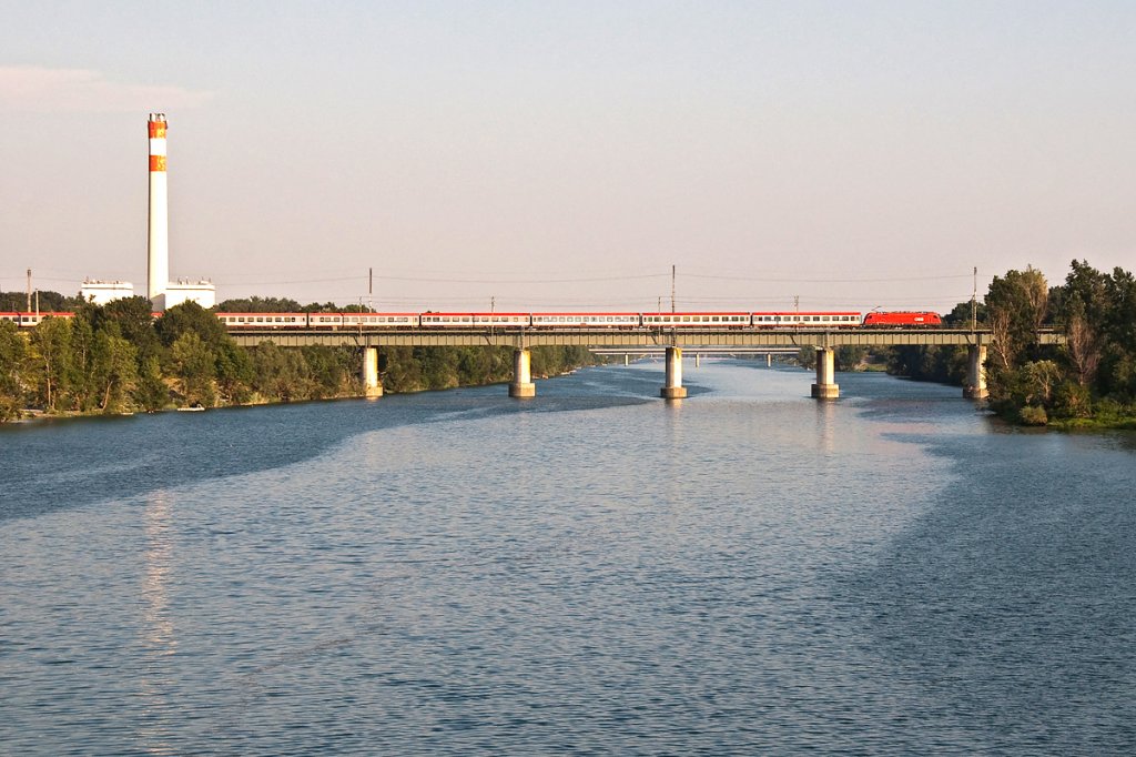 EC 173  Vindobona  (Hamburg-Altona - Villach Hbf.) �berquert am Abend des 06.08.2013 mit leichter Versp�tung die neue Donau in Wien und wird in wenigen Augenblicken den n�chsten Halt in Wien Simmering erreichen.