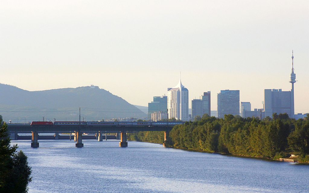 EC 173  Vindobona  (Hamburg Altona-Villach Hbf) �berquert bei Sonnenuntergang die Stadlauer Ostbahnbr�cke/Wien. 20.9.10