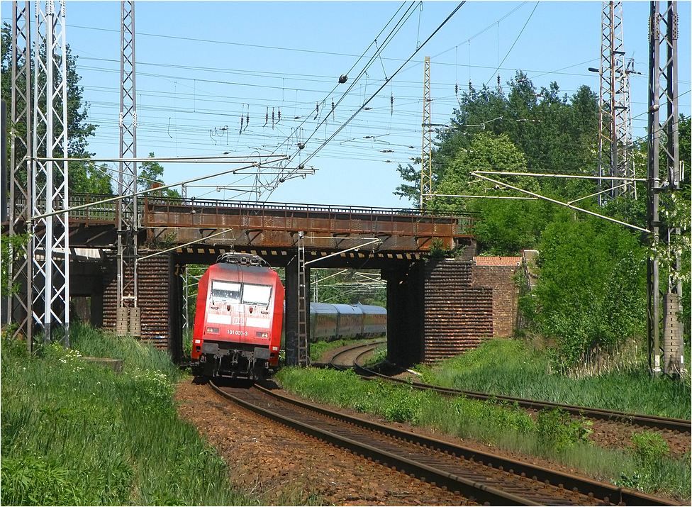 EC 177 unter dem Kreuzungsbauwerk der Kohlfurter Bahn in Elsterwerda-Biehla, 2012
