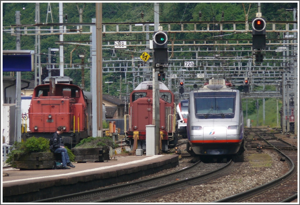 EC 18 mit ETR470 TrenItalia folgt pnktlich im Blockabstand dem 2 Minuten vorausfahrenden ICN 10018. Links stehen eine Bm 4/4 und eine Schneeschleuder. Bellinzona. (27.05.2010)