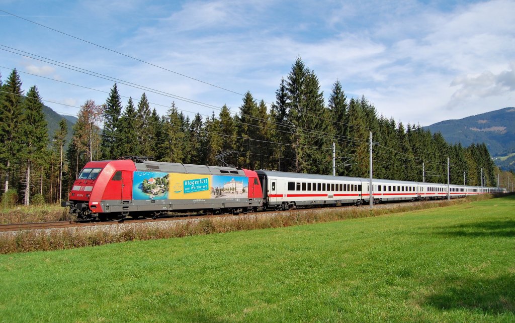 EC 216 gezogen von der 101 001 war am 04.10.2012
zwischen Selzthal un Liezen unterwegs.