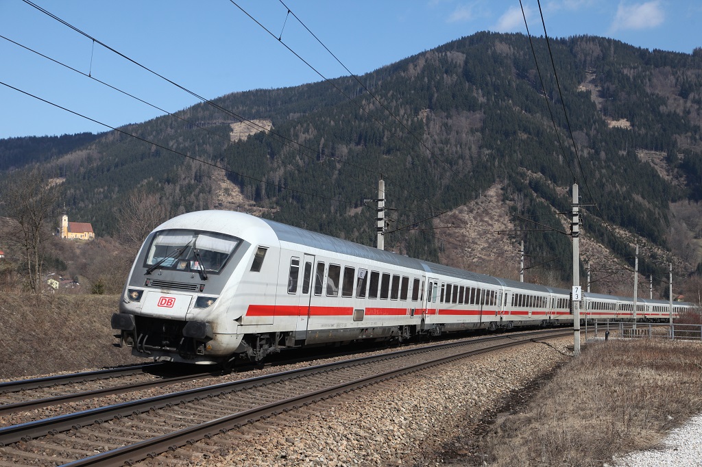 EC 216 (Graz - Saarbrcken) fhrt am 22.03.2013 bei Oberaich durchs Murtal.