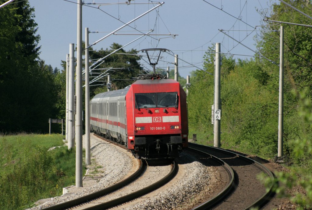 EC 216 mit 101-080-0 nach Saarbrcken, aufgenommen am 05.05.2012 bei Bergen
