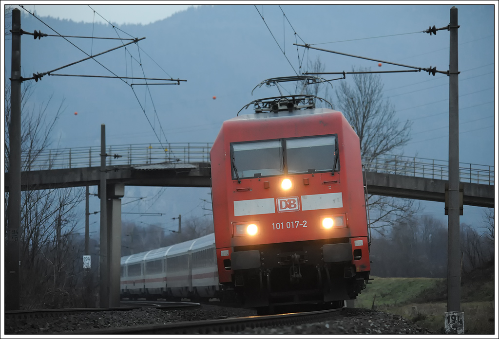 EC 217 von Saarbrcken nach Graz am 6.1.2012 kurz vor der Durchfahrt der Haltestelle Stbing.