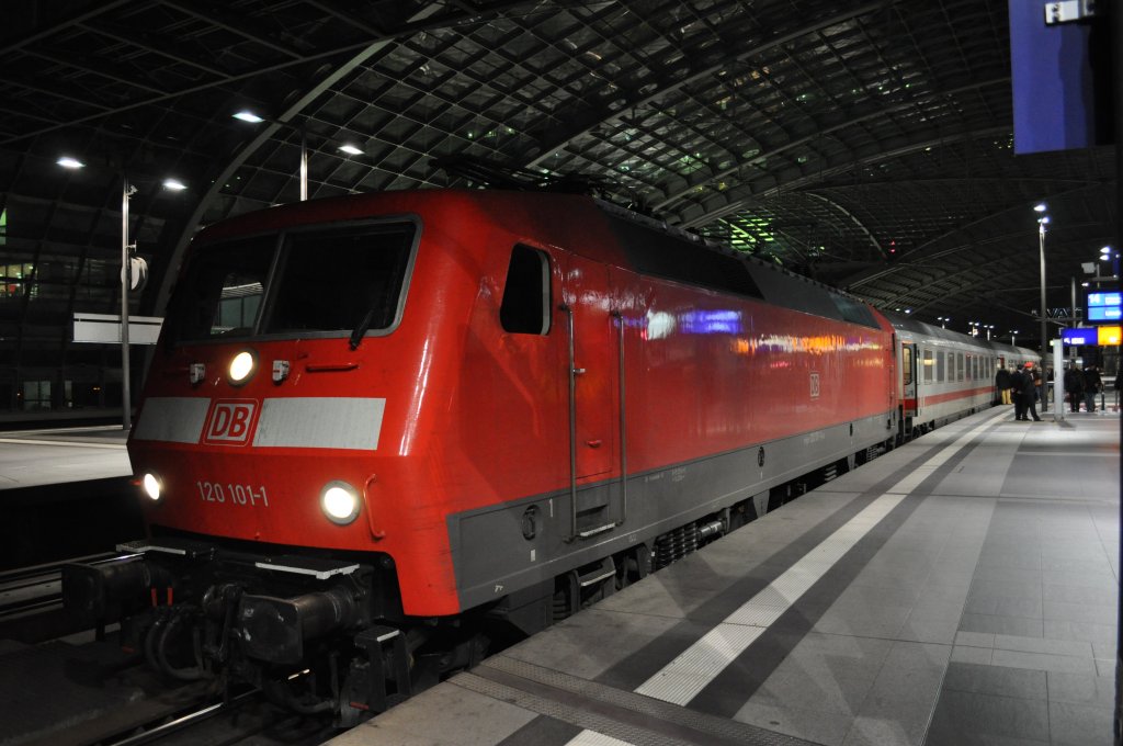 EC 249 am 09.11.2012 Bahnsteig 14 am Berliner Hauptbahnhof