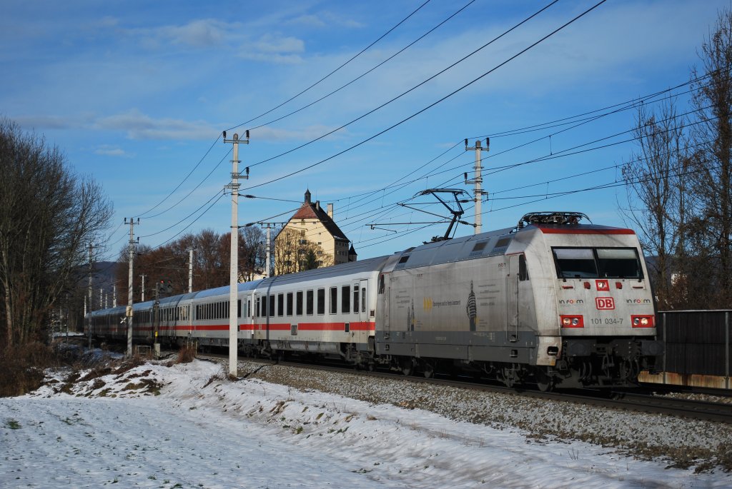 EC 317 (seit Fahrplanwechsel EC 217)auf der Fahrt nach Graz mit der 101 034 bei Salzburg/Elsbethen am 7.10.2010.