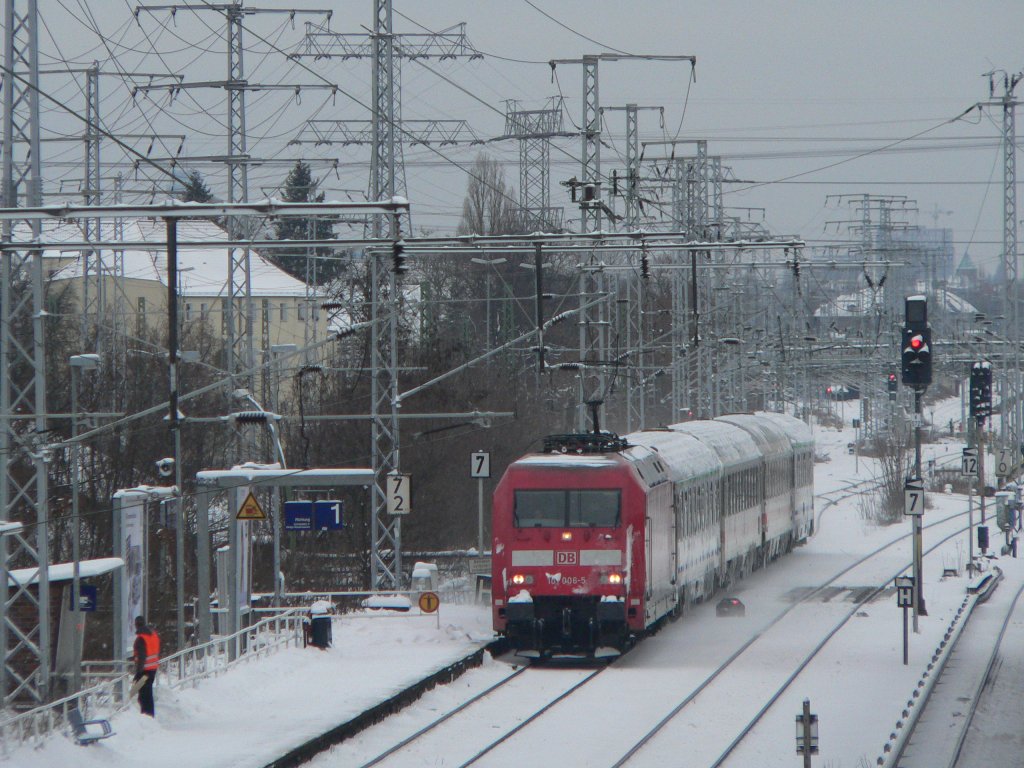 EC 341 nach Krakw Głwny, gezogen von der 101 006-5 am 1.1.2010 in Berlin Karlshorst.