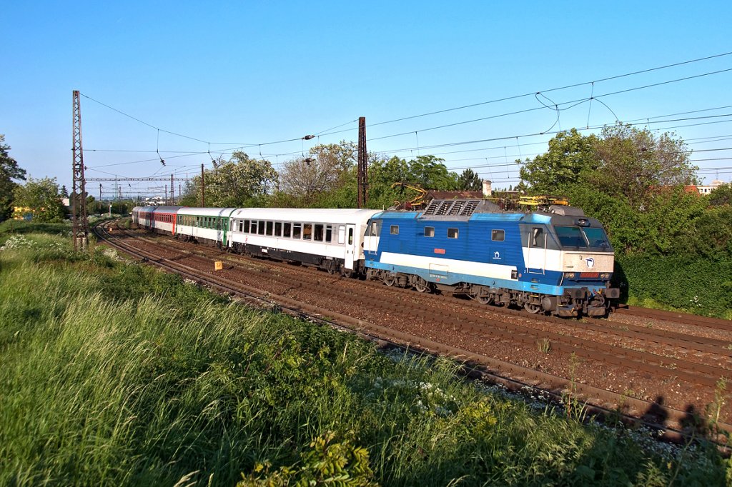 EC 344  Avala  fhrt mit gut 30 Minuten Versptung Richtung Bratislava Hbf. Die Aufnahme mit ZSR 350 015 entstand am Abend des 13.05.2011, kurz nach Bratislava Vinohrady.