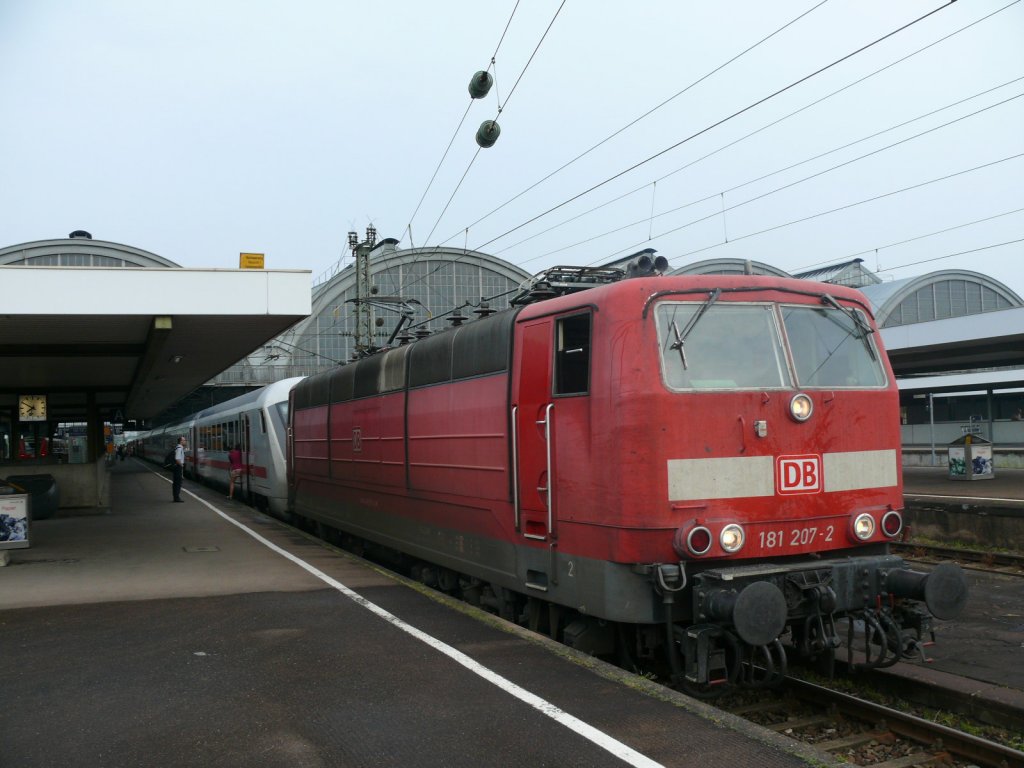 EC 361 (Strasbourg-Mnchen Hbf) hier noch mit 181 207 als Zuglok im Krlsruher Hbf, sie wird gleich abgehngt und am hinteren Teil des Zuges wird eine 101 angehngt. 4.7.10 