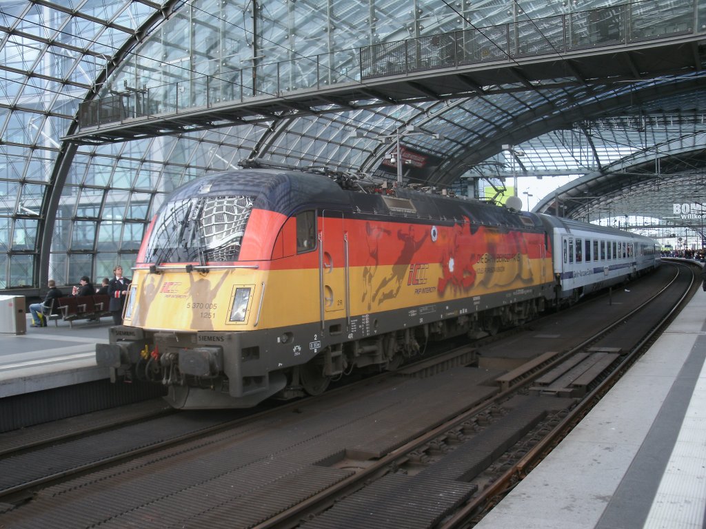 EC 43 nach Warszawa wurde mit der fr  Deutschland  werbenden 5 370 005,am 12.Mai 2012,gefahren.Aufnahme im Berliner Hbf.