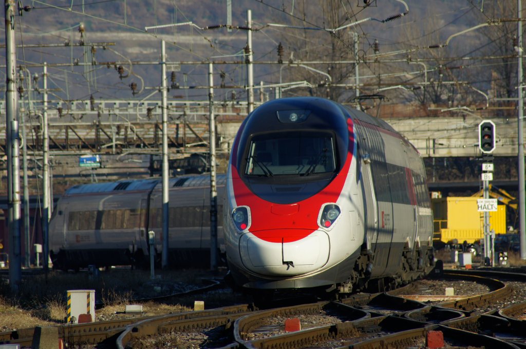 EC 50 Milano Centrale - Basel SBB verlsst am 22.1.2010 mit Versptung den Bahnhof Domodossola.