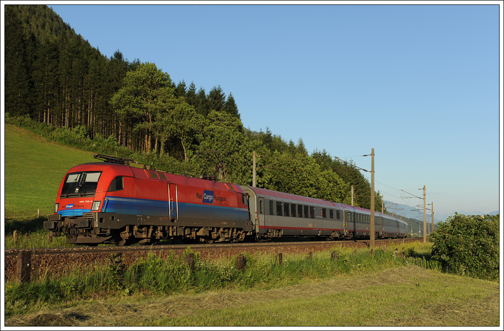 EC 593  Felsentherme Bad Gastein  von Klagenfurt nach Salzburg war am 28.6.2011 mit 1116 019 im Rail Cargo Hungria Design bespannt. Die Aufnahme zeigt den Zug auf der Tauern Sdrampe nchst Mhldorf-Mllbrcke.