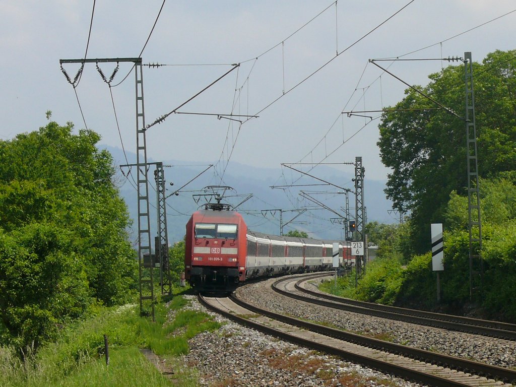 EC 7 (HH-Altona-Chur) heue mit 101 031 kurz nach dem Freiburger Hbf. 29.5.10