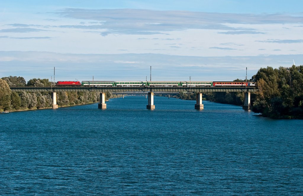 EC 74 „Franz Schubert“ berquert am 09.09.2010 das Entlastungsgerinne in Wien.