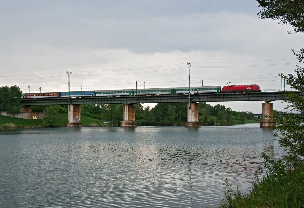 EC 74  Franz Schubert  (Wiener Neustadt - Prag) beim berqueren des Entlastungsgerinnes in Wien, am 07.05.2010.