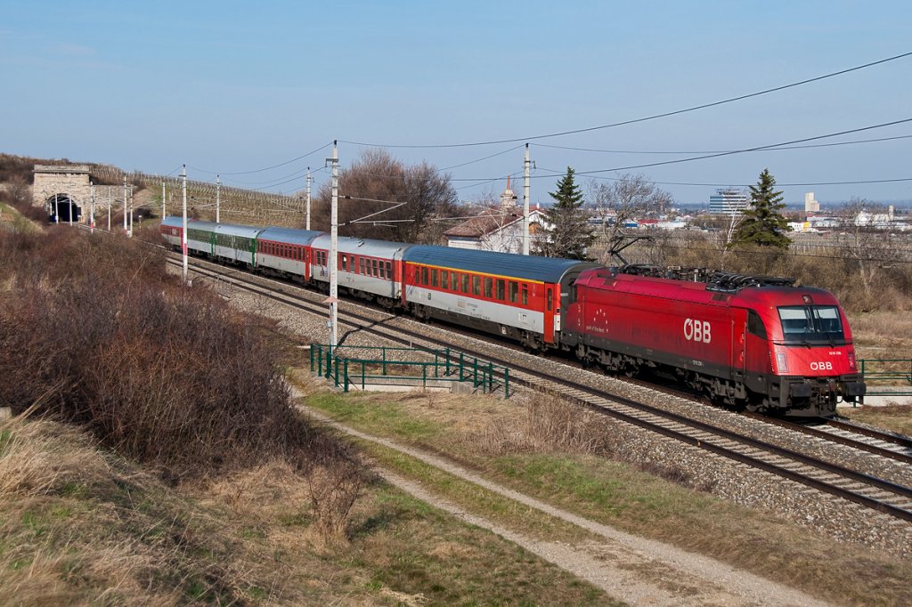 EC 77  Antonin Dvorak  hat den Groteil seiner Reise hinter sich gebracht und wird in wenigen Minuten seinen Endbahnhof Wr. Neustadt erreichen. Die Aufnahme entstand am 22.03.2011 bei Pfaffsttten.