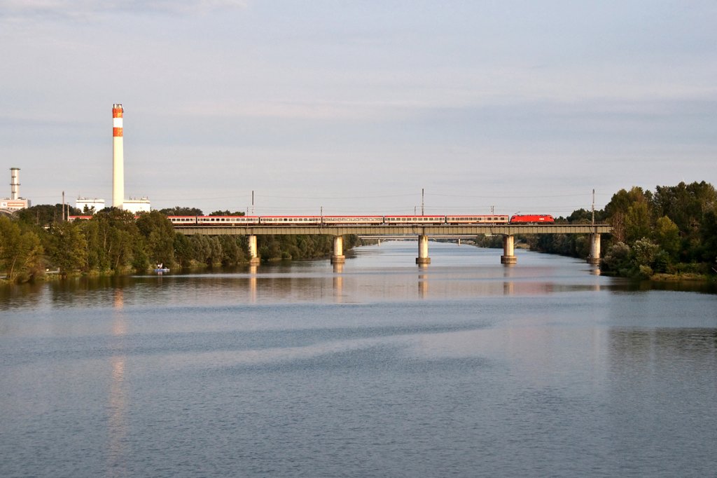 EC 79 (Prag - Wien) berquert die neue Donau in Wien. Die Aufnahme entand am 23.07.2012.