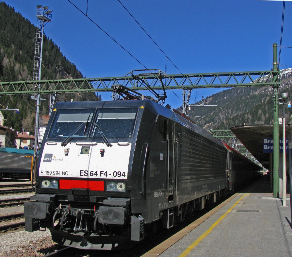 EC 87  DB-BB-Eurocity  (Mnchen Hbf-Verona Porta Nuova) mit 189 994 verlsst den Bahnhof Brennero/Brenner. Obwohl der Zug 5-10 Minuten zum Systemwechsel anhlt, kann nicht zu- und ausgestiegen werden, wobei viele Reisende die Gelegenheit ntzen, frische Luft zu schnappen. (7.April 2010)