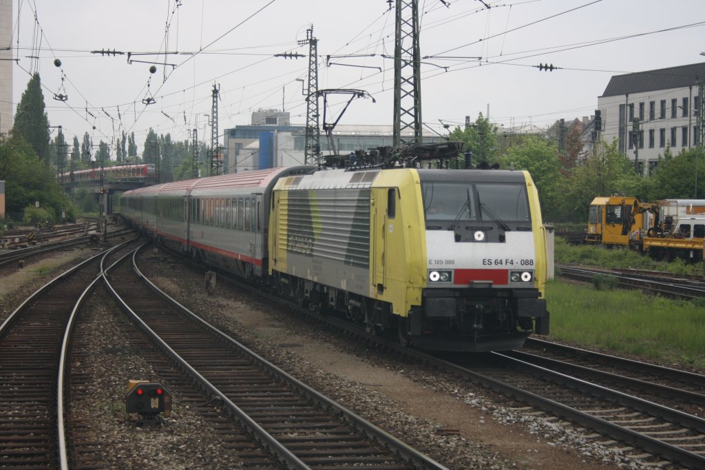 EC Richtung Italien kommend von M�nchen Hbf, Einfahrt M�nchen - Ost am 16.05.10. Zu sehen die BR 189 988