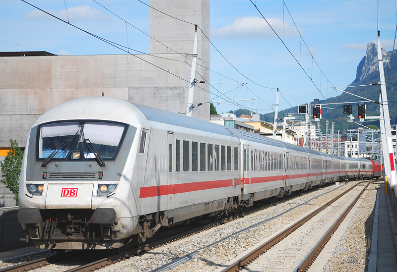 EC Richtung Mnchen geschoben von Lok der BR 101 kurz vor Mlln-Altstadt. (12.9.11)