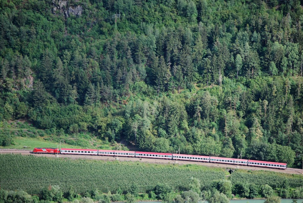 EC-Zug mit Taurus-Lok der ÖBB fährt das Eisacktal in Richtung Brenner hinauf. 7. August 2010.