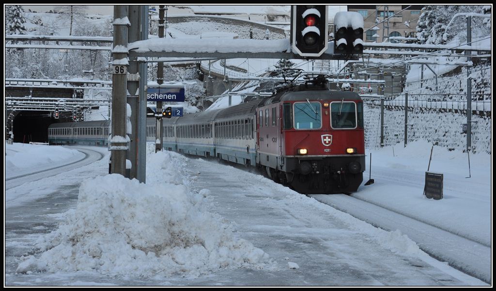 EC114 mit Re 4/4 II 11201 verlsst den Gotthard Tunnel in Gschenen. (19.12.2012)