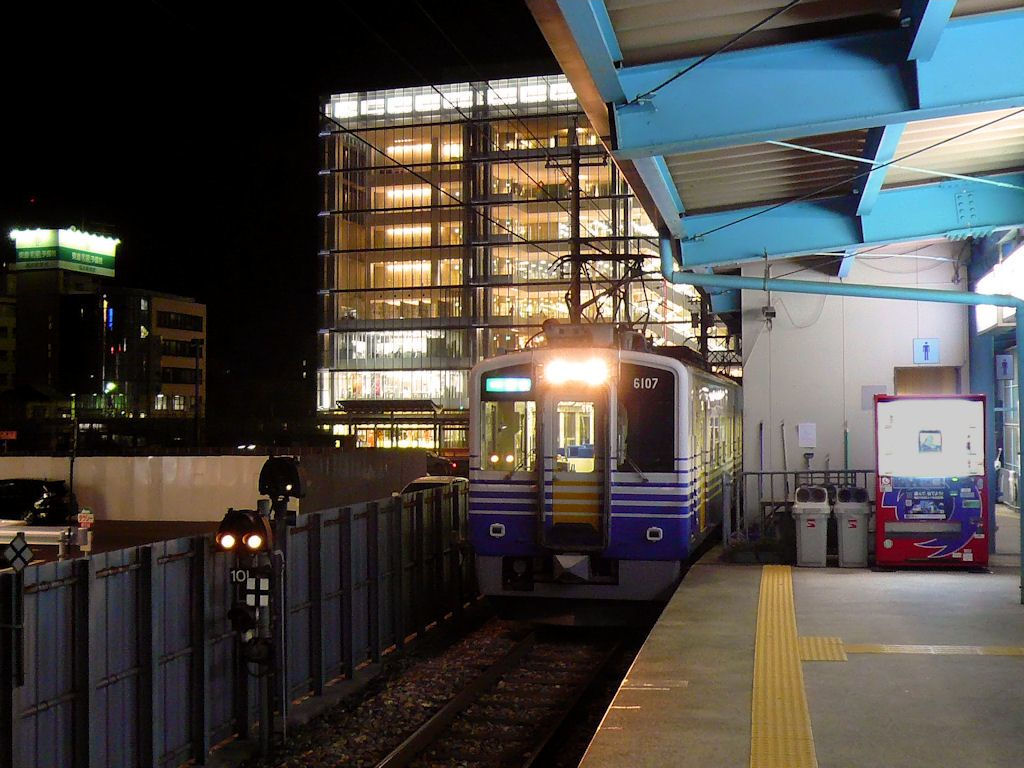 Echizen-Bahn: Spt in der Nacht steht Wagen 6107 im kleinen Endbahnhof der Echizen-Bahn in der Stadt Fukui am Japanischen Meer. Wenn einmal hier der neue Shinkansen-Bahnhof fertig ist, wird diese provinzielle Atmosphre sicher verschwinden. 3.November 2008. 