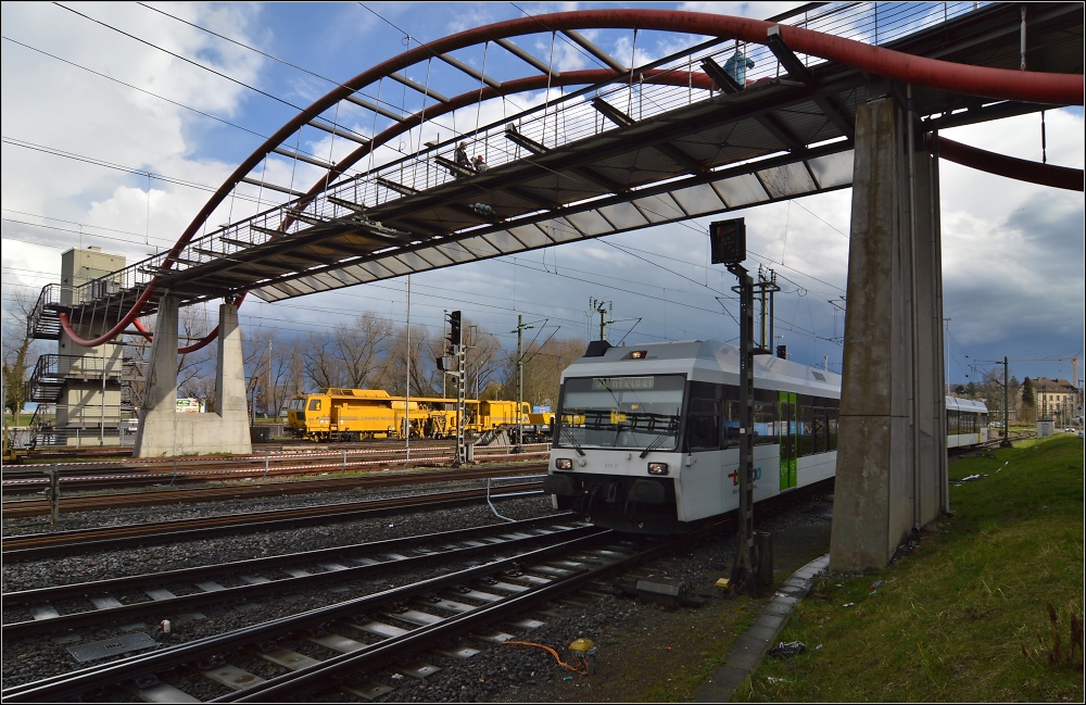 Eckiges und Rundes. Einer der Urelektro-GTWs der Thurbo, auch Blumekübel genannt, kommt Steuerwagen voraus in den Konstanzer Bahnhof. Hinten steht eine Stopfmaschine von Leonhard Weiss bereit für die Nacharbeit am erneuerten Gleis 3. April 2013.