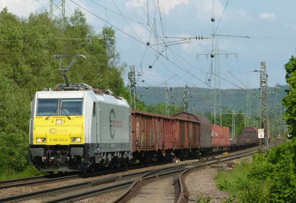 ECR 186 341-4 ist mit einem gemischten Gterzug am 20.05.2012 in Landstuhl