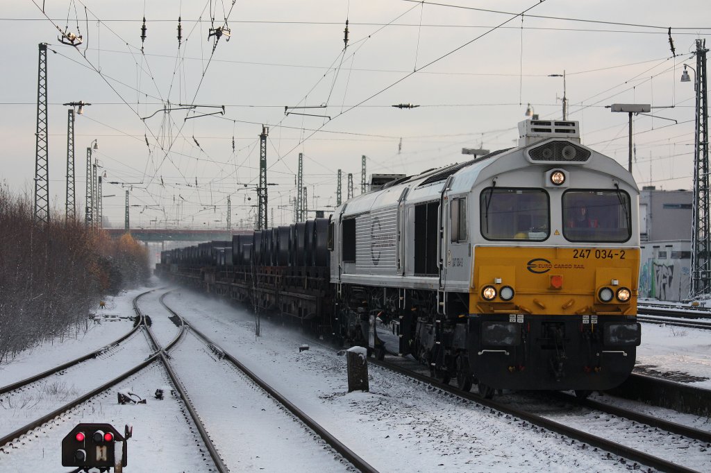 ECR 247 034 am 8.12.12 mit einem Coilzug in Duisburg-Rheinhausen.