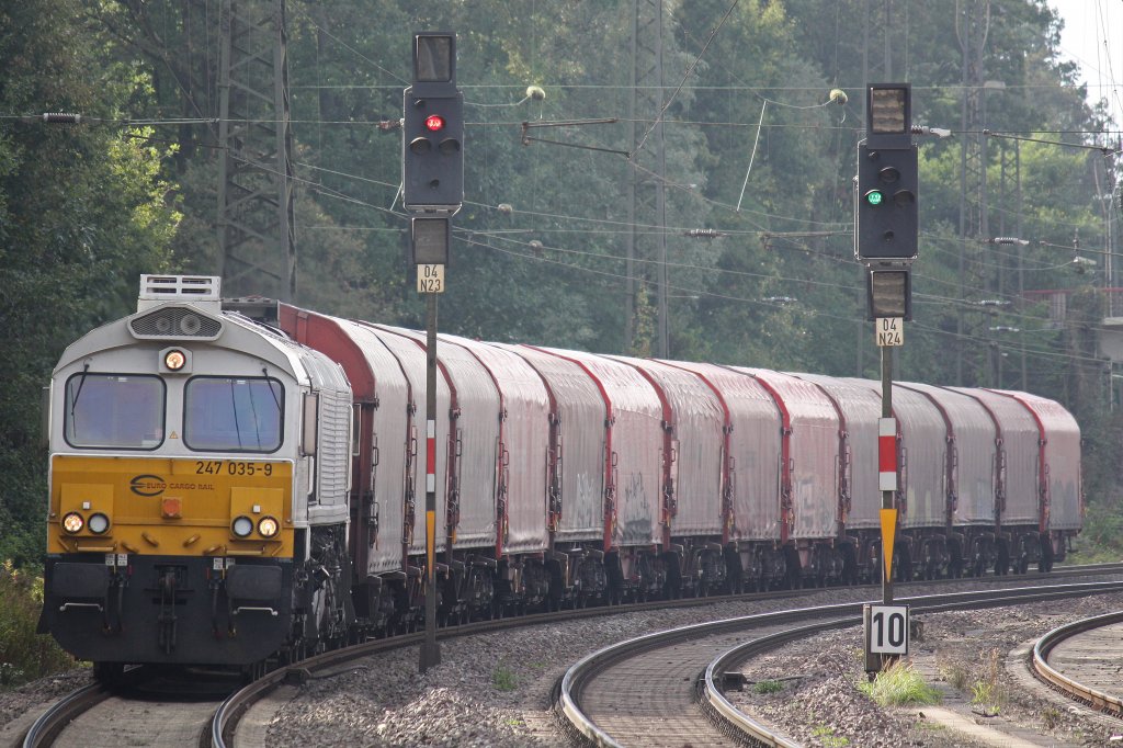 ECR 247 035 am 29.9.12 mit einem Stahlzug nach Krefeld bei der Durchfahrt durch Duisburg-Entenfang.