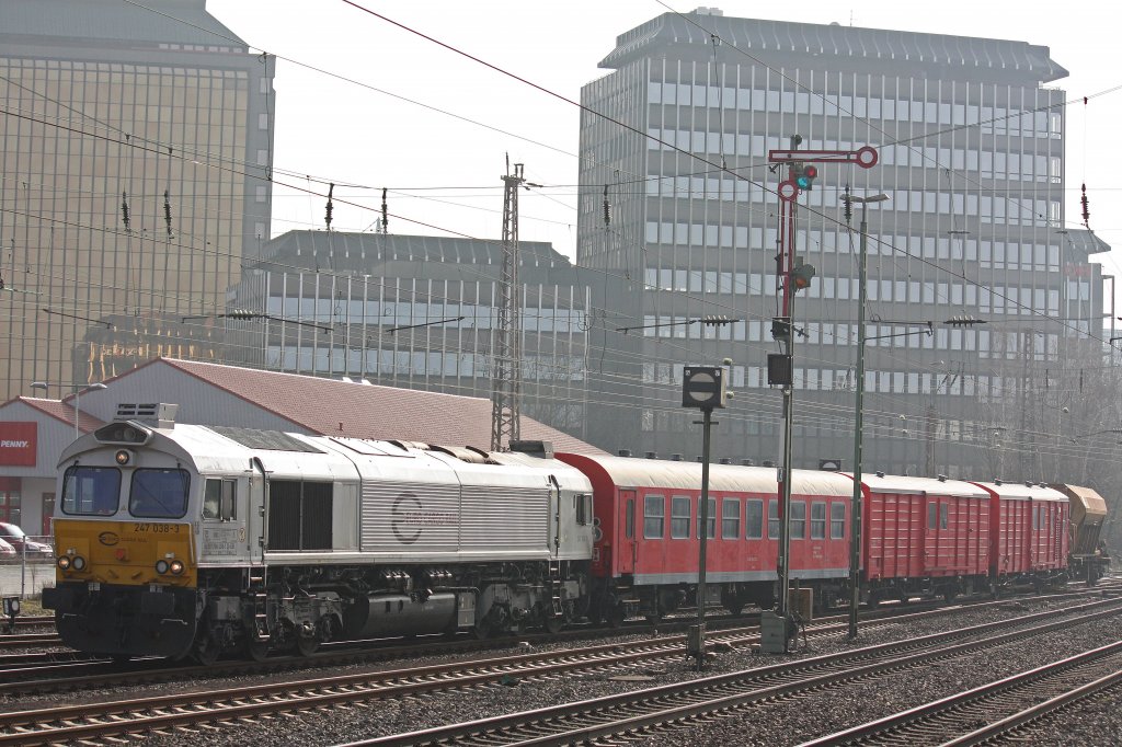 ECR 247 038 am 2.3.13 mit einem Hilfszug und einem Schotterwagen auf einem Hilfsdrehgestell bei der Einfahrt zum Kopf machen in Dsseldorf-Rath.