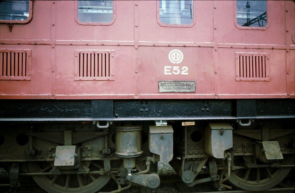 ED12 / Seibu E50:　Das Fabrikationsschild an der Seite der Lok E52. Ob ein solches Schild wohl als Original gelten darf? Tokorozawa, 6.März 1986. 